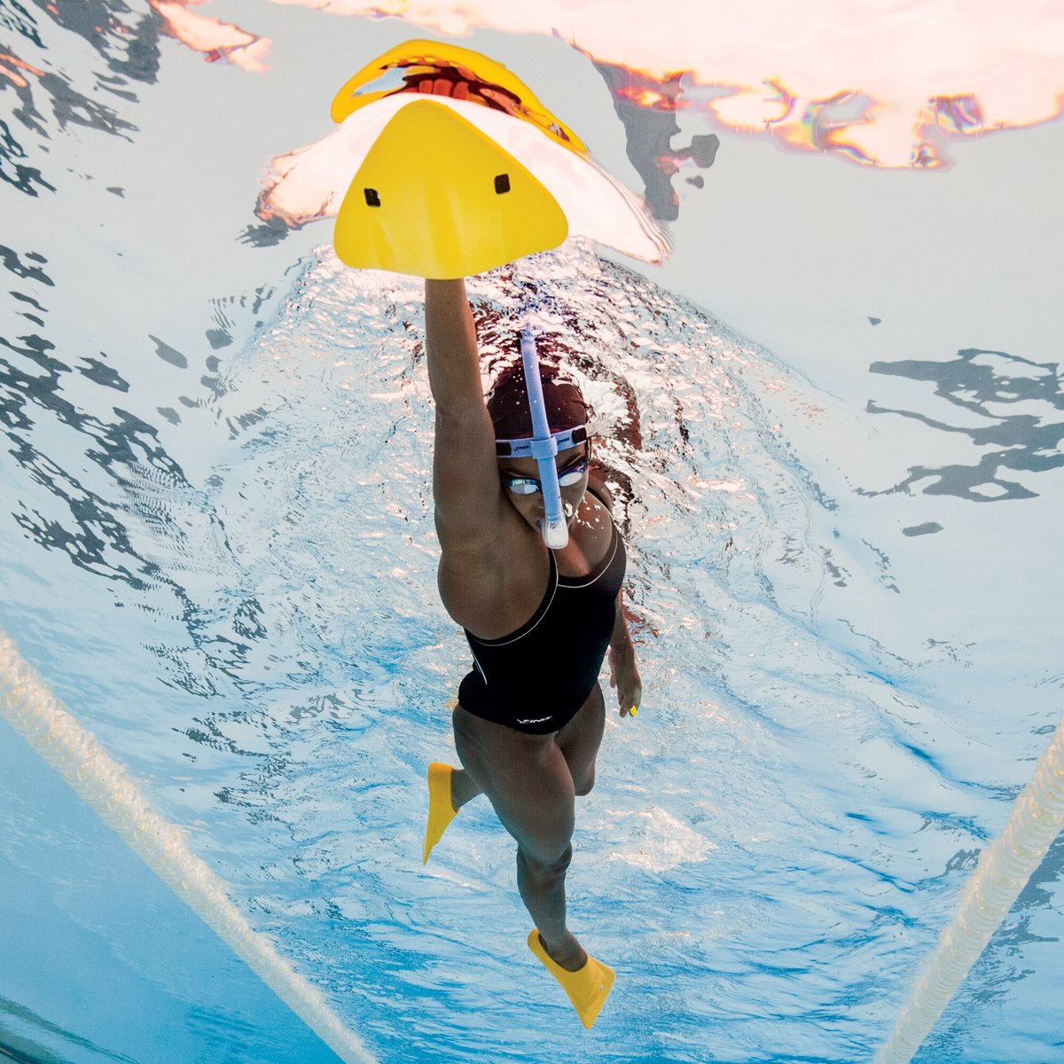 Înotătoare cu FINIS Alignment Kickboard și snorkel frontal, văzută de sub apă