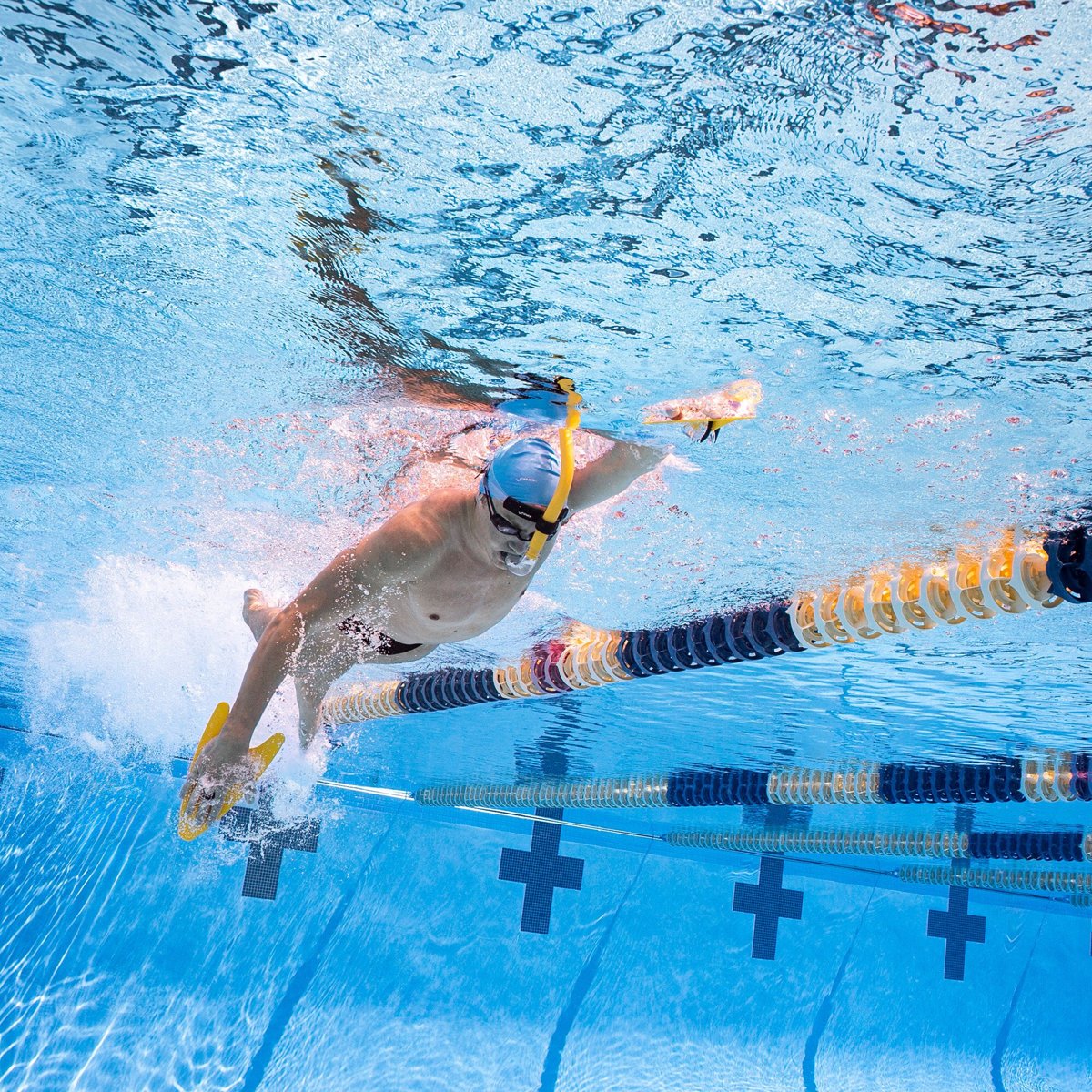 Înotător văzut de sub apă, cu FINIS Freestyle Snorkel