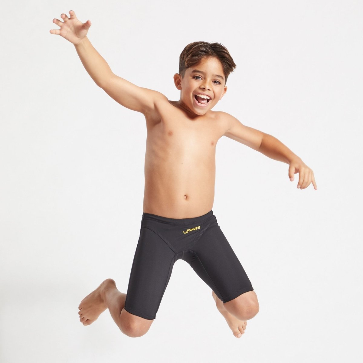Băiat în FINIS Fuse Jr. Jammer negru, în săritură