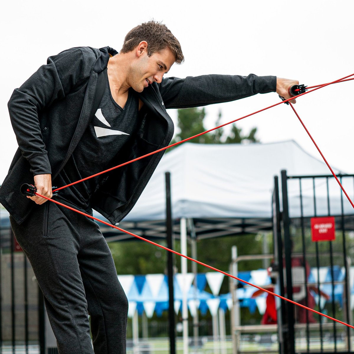 Înotătoare care lucrează cu FINIS Slide Dryland Trainer galben, la sală