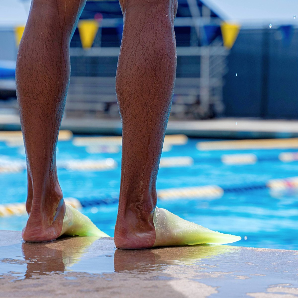 Labă FINIS SlipFin Pro verde electric pe picior, în apă