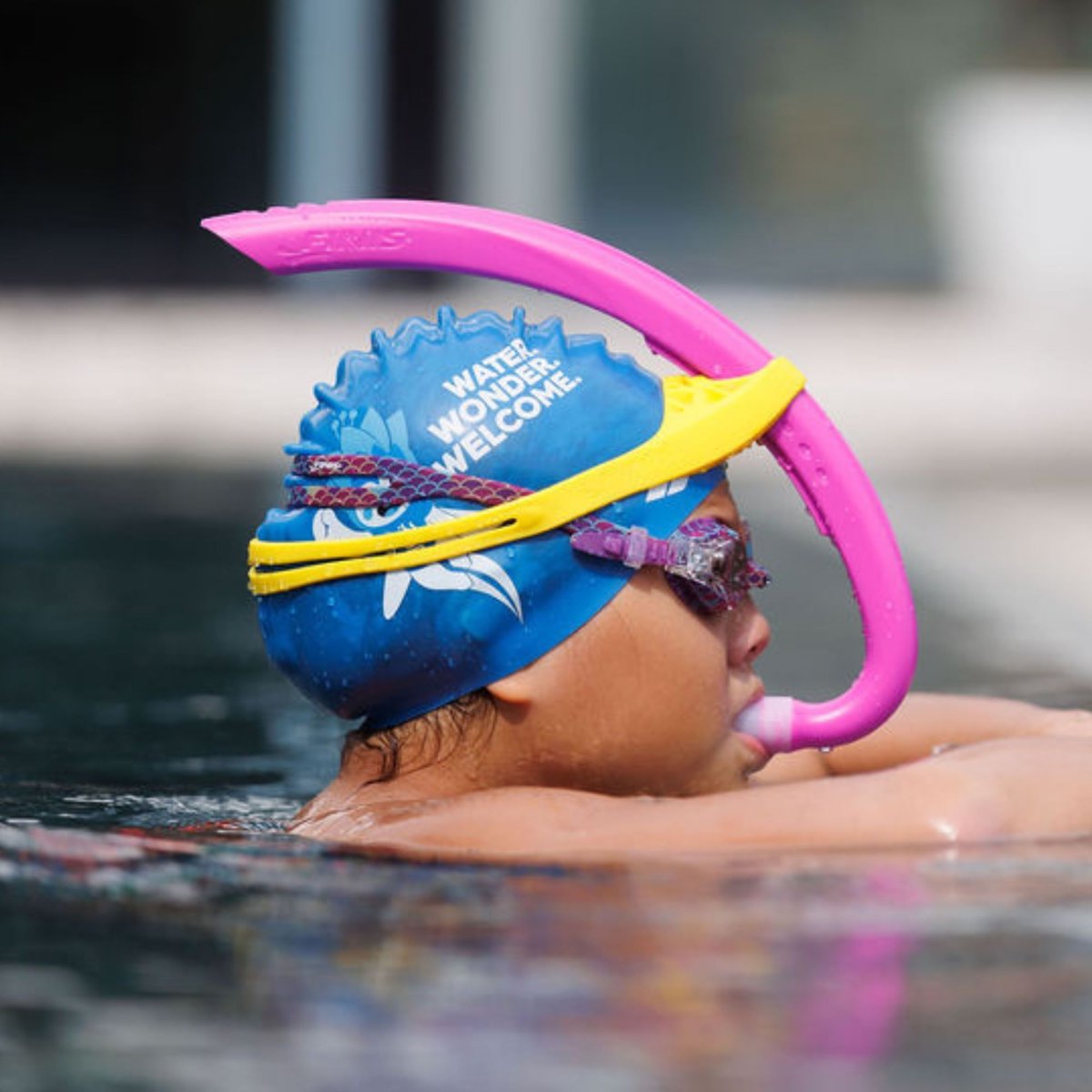 Copil în apă cu FINIS Stability Snorkel Jr roz